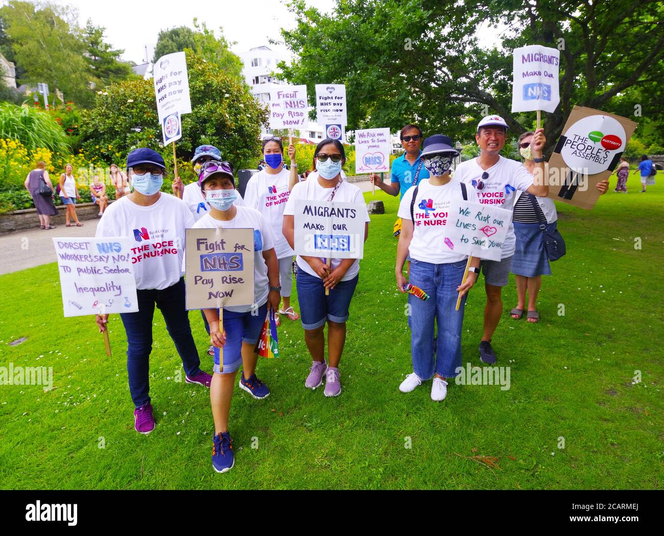 In tutto il paese i lavoratori del NHS hanno marciato per un aumento salariale. Sotto la bandiera di ' NHS lavoratori dire No ' infermieri ha chiesto un aumento pari al 15%. L'8 agosto 2020 ha visto azioni in tutto il Regno Unito. A Bournemouth la marcia per un aumento di retribuzione è stata seguita da un grande raduno. Marciando dalla piazza, si è svolto un percorso per Horse Shoe Common a Bournemouth Gardens. Gli infermieri del Regno Unito hanno organizzato queste manifestazioni in tutto il Regno Unito Foto Stock
