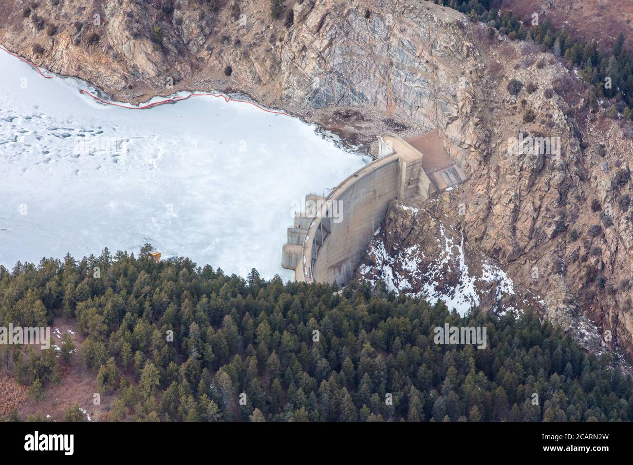 Foto aerea del lago artificiale e diga di Frozen Strontia Springs, Jefferson County, Colorado Foto Stock