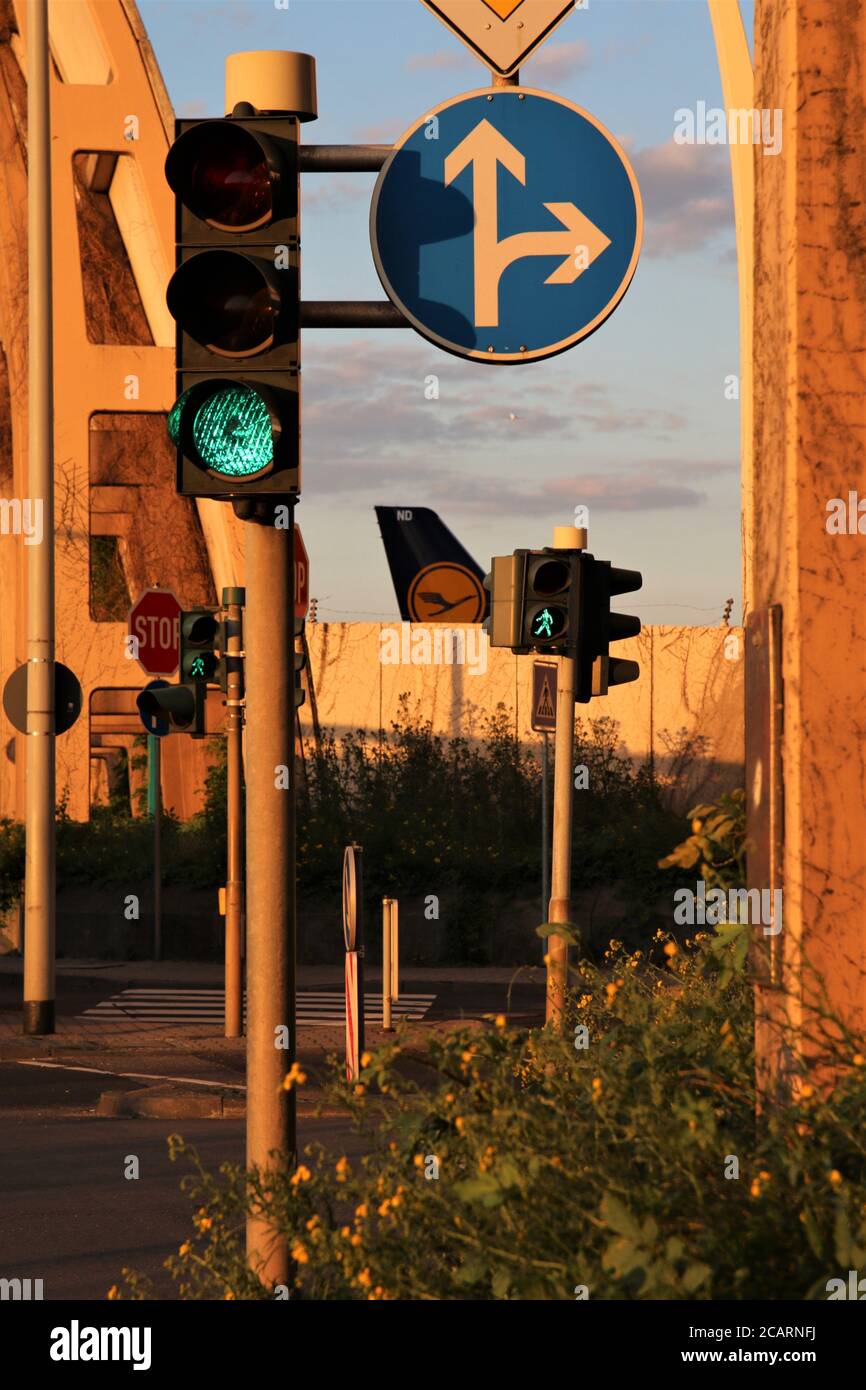 Semaforo con coda in piano Lufthansa sullo sfondo all'aeroporto di francoforte Foto Stock