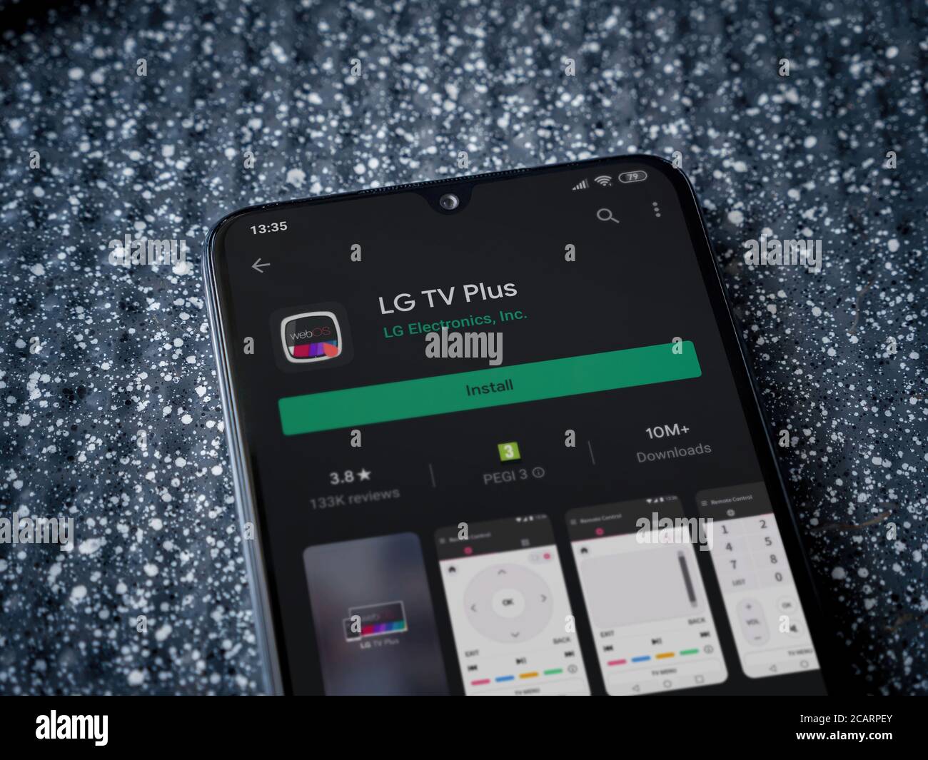 LOD, Israele - 8 luglio 2020: L'app LG TV Plus riproduce la pagina del  negozio sul display di uno smartphone nero su sfondo metallico. Primo piano  vista dall'alto Fla Foto stock - Alamy
