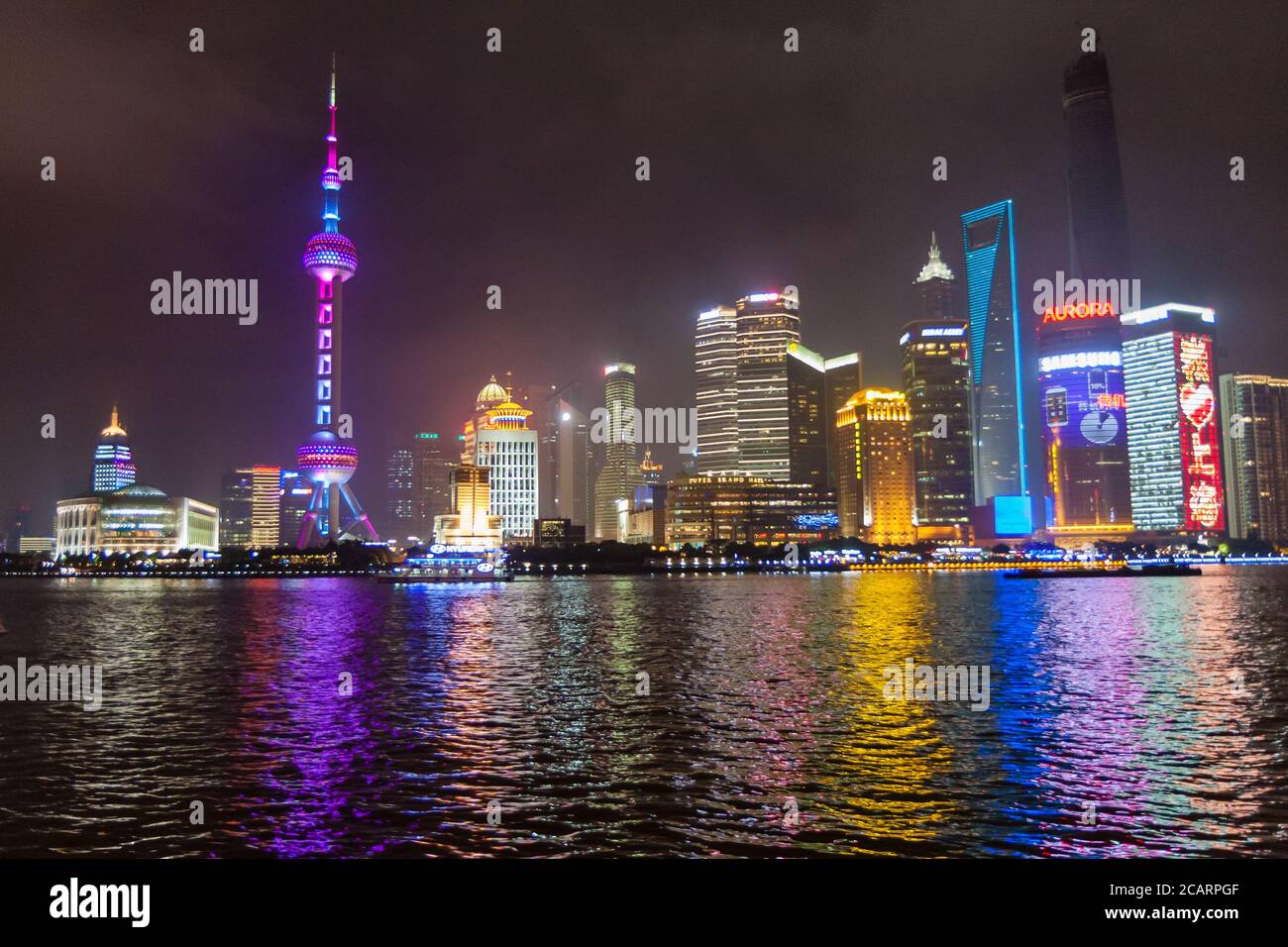 Vista notturna dello skyline di Pudong a Shanghai, Cina Foto Stock