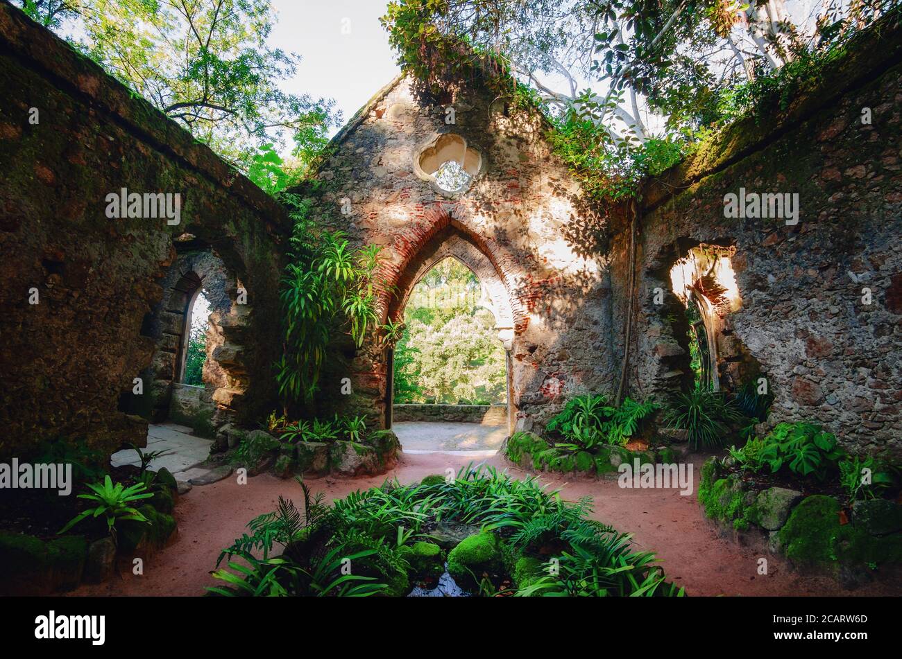Sintra, Portogallo - 5 febbraio 2019: Antica cappella senza tetto in rovina nel parco botanico di Monserrate, famoso palazzo a Sintra, Portogallo, sul februar Foto Stock