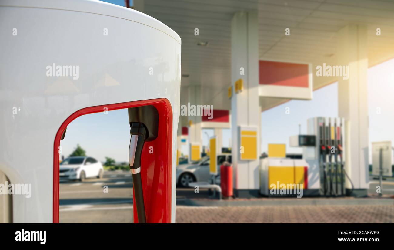 Stazione di ricarica per veicoli elettrici sullo sfondo di a. stazione di servizio Foto Stock