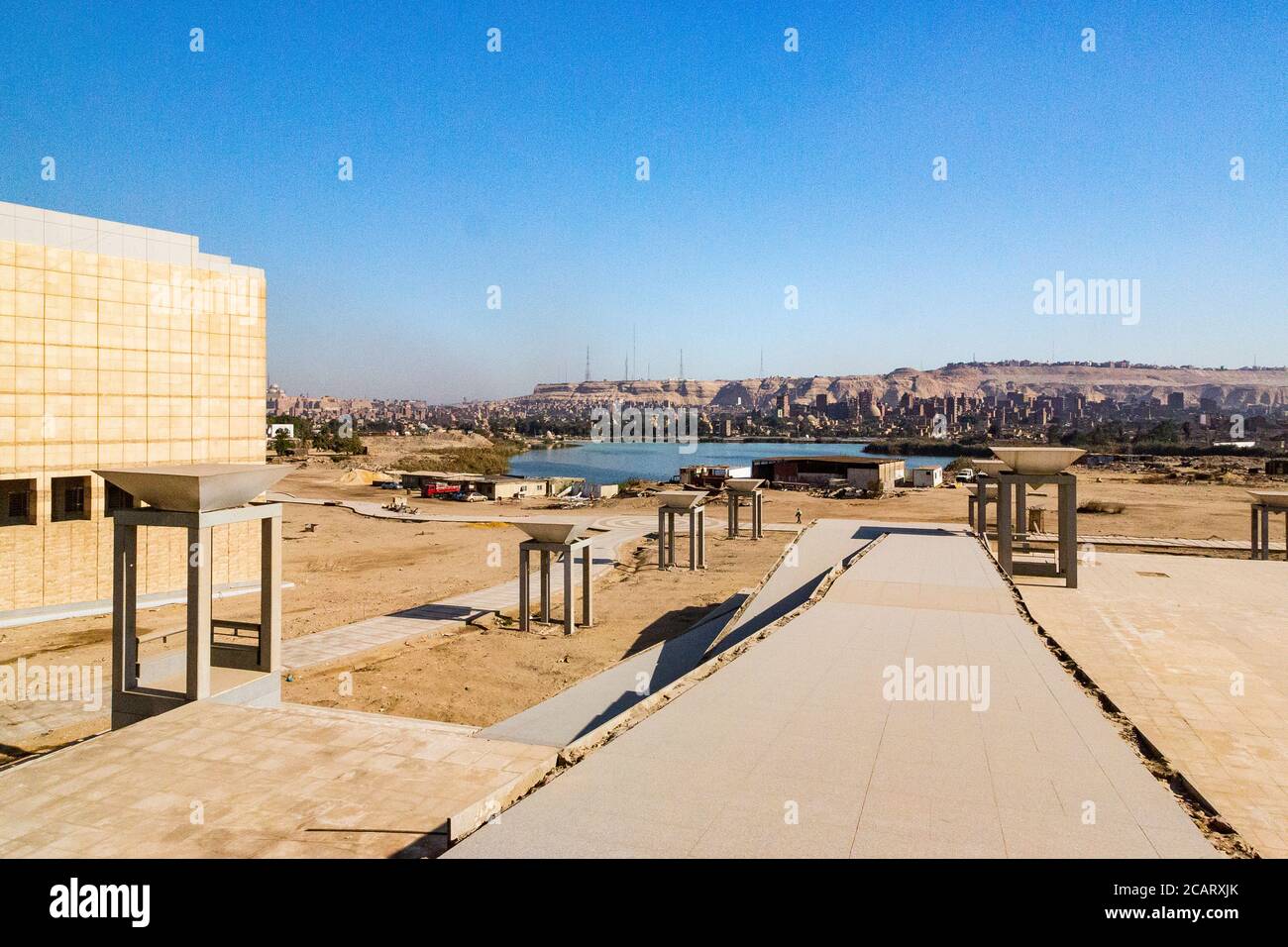 Egitto, il Cairo, il Museo Nazionale della civiltà egizia, non ancora inaugurato, nel dicembre 2015: Vista sul lago e la collina di Mokattam. Foto Stock