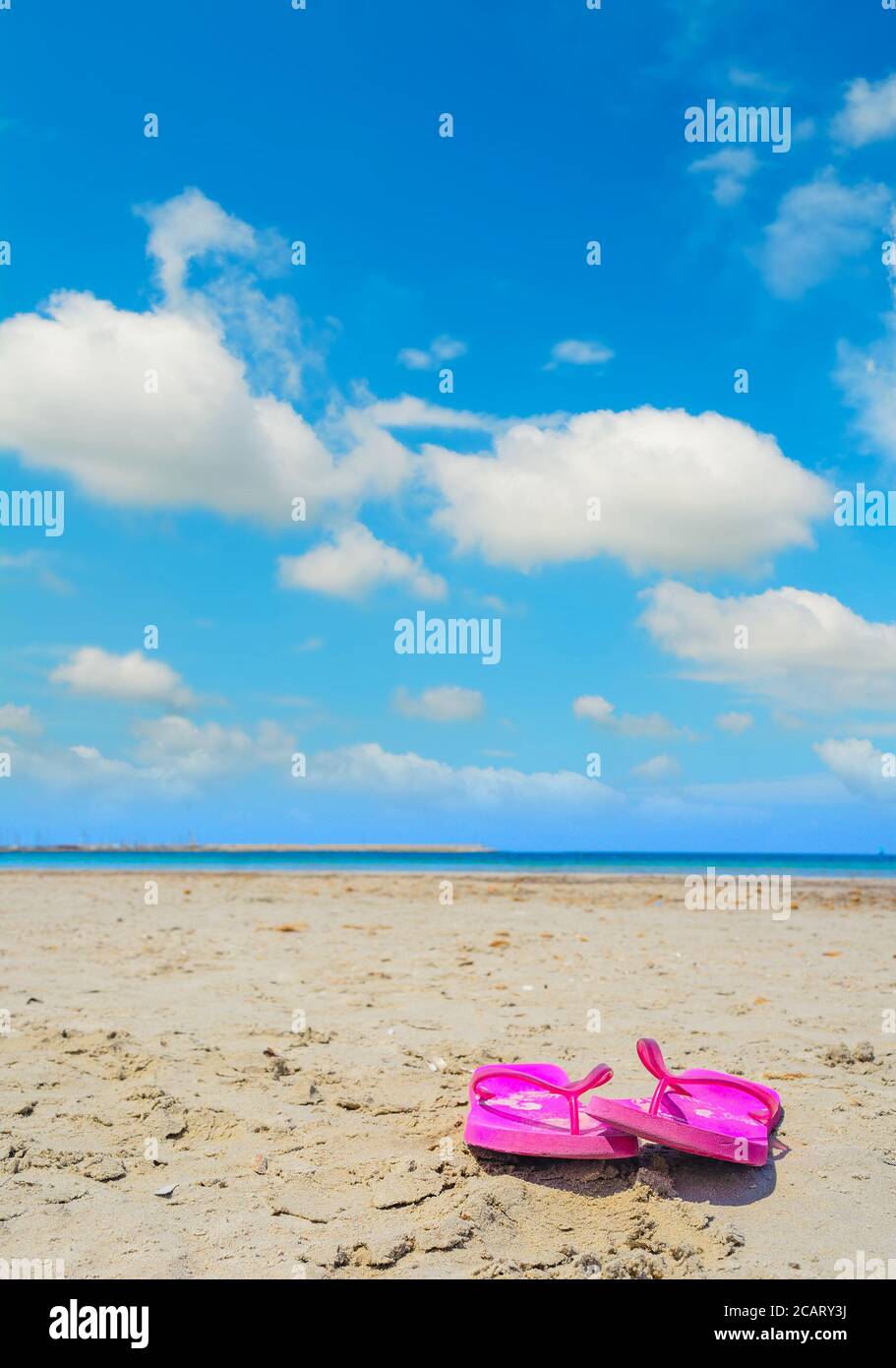 Infradito rosa sulla sabbia in Sardegna, Italia Foto Stock