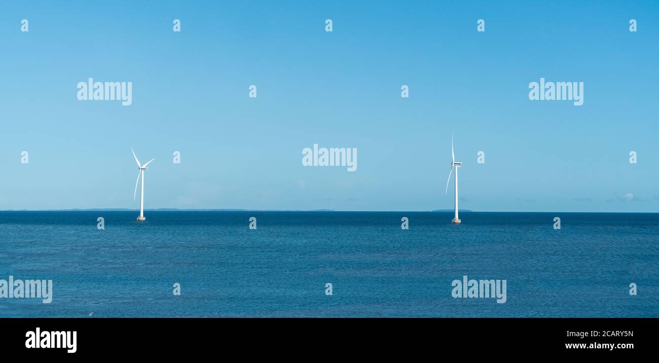 Turbina eolica a riva del mare Foto Stock