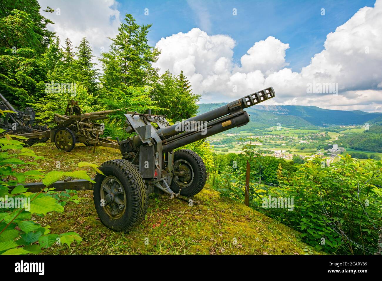 Svizzera, Cantone di Vaud, Vallorbe, fortezza della seconda guerra mondiale e artiglieria di fronte al confine francese Foto Stock