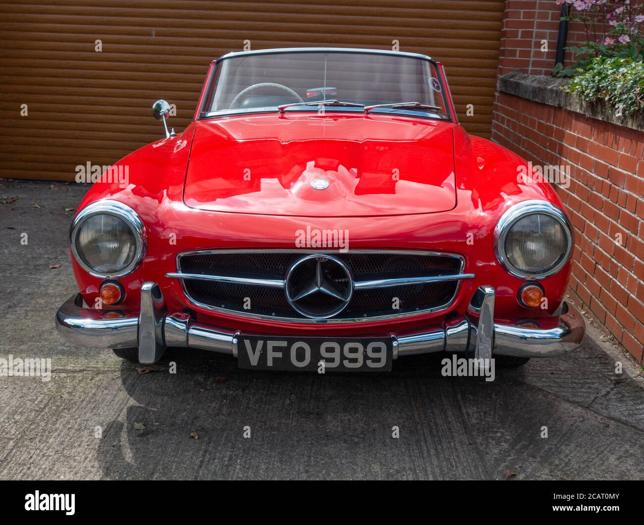 Classica Mercedes 190SL rossa sportiva con tetto morbido giù Foto Stock