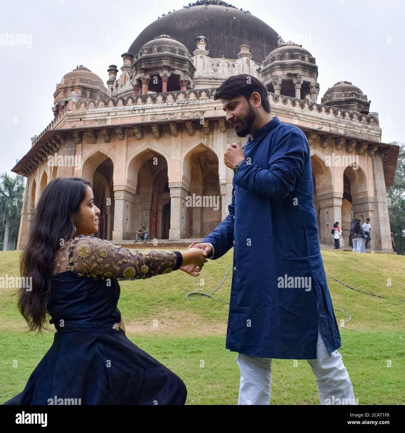 New Delhi India – Novembre 25 2019 : una posa di coppia per il pre-matrimonio sparare dentro Lodhi Garden Delhi, un punto di riferimento turistico popolare in Nuova Delhi India, per Foto Stock