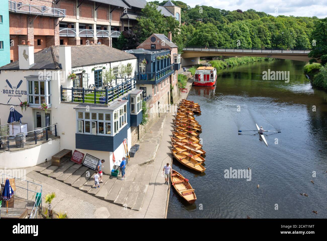The Boat Club e River Wear da Elvet Bridge, Durham, County Durham, Inghilterra, Regno Unito Foto Stock