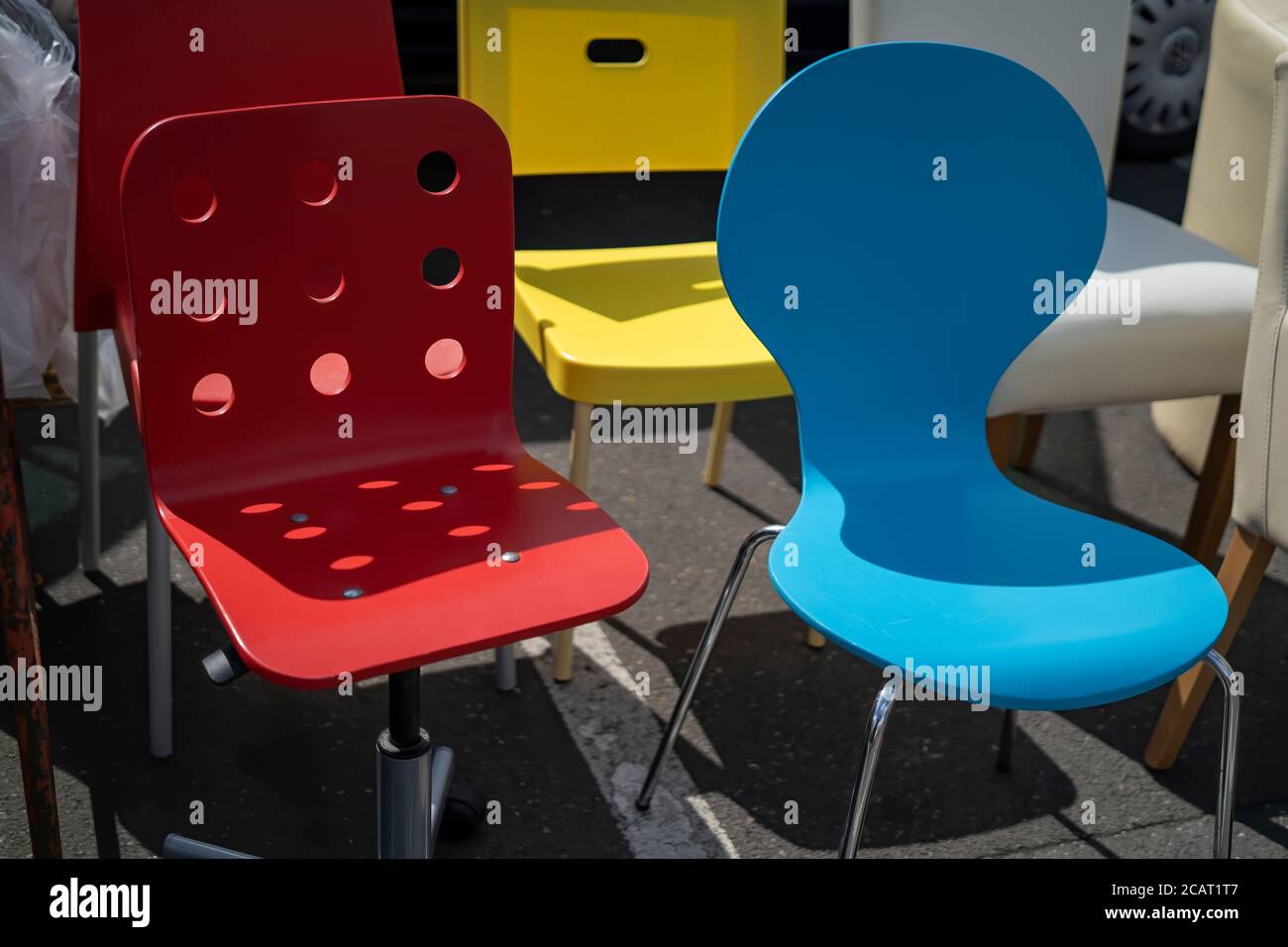 Sedie di design con colori diversi in un mercato delle pulci ad Amburgo, Germania Foto Stock