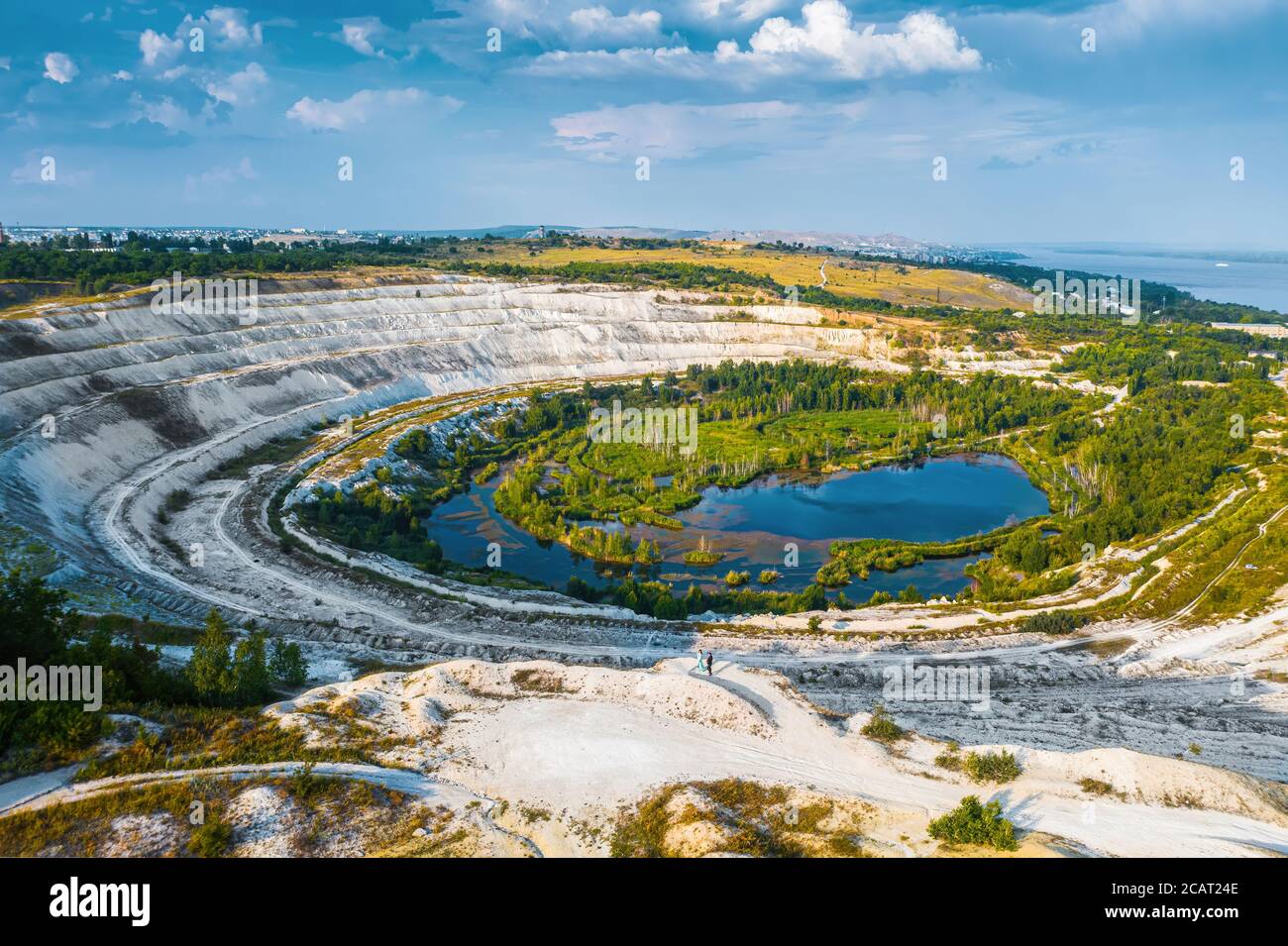 Vecchia miniera a cielo aperto. Estrazione industriale di gesso e da miniera. Lago in cava. Antenna. Foto di alta qualità Foto Stock