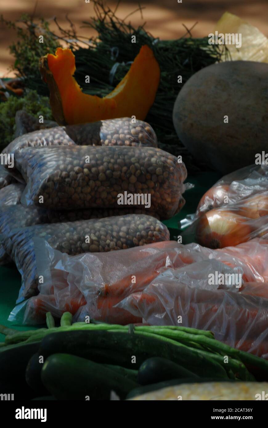 Pallino verticale di spezie e verdure in sacchetti di plastica trasparenti set per la vendita Foto Stock