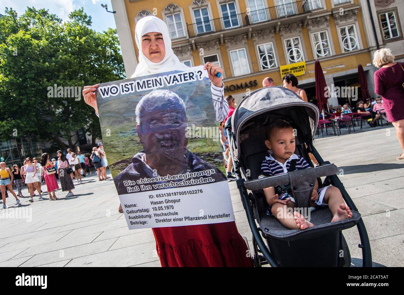 Monaco, Baviera, Germania. 8 agosto 2020. Portando l'attenzione sul deterioramento della situazione nella provincia cinese di Xinjiang, gli uiguri tedeschi hanno dimostrato alla Marienplatz di Monaco. Potenzialmente 11 milioni di Uyghur vivono sotto oppressione in Cina, con 150 delle maggiori preoccupazioni in Europa hanno interessi economici nella regione e Uyghurs nella loro catena di fornitura, come Nike, Volkswagen, Apple, BMW, Samsung, Huawei, Sony e altri. Ci sono circa 800 uiguri nella comunità esile di Monaco. Credit: Sachelle Babbar/ZUMA Wire/Alamy Live News Foto Stock