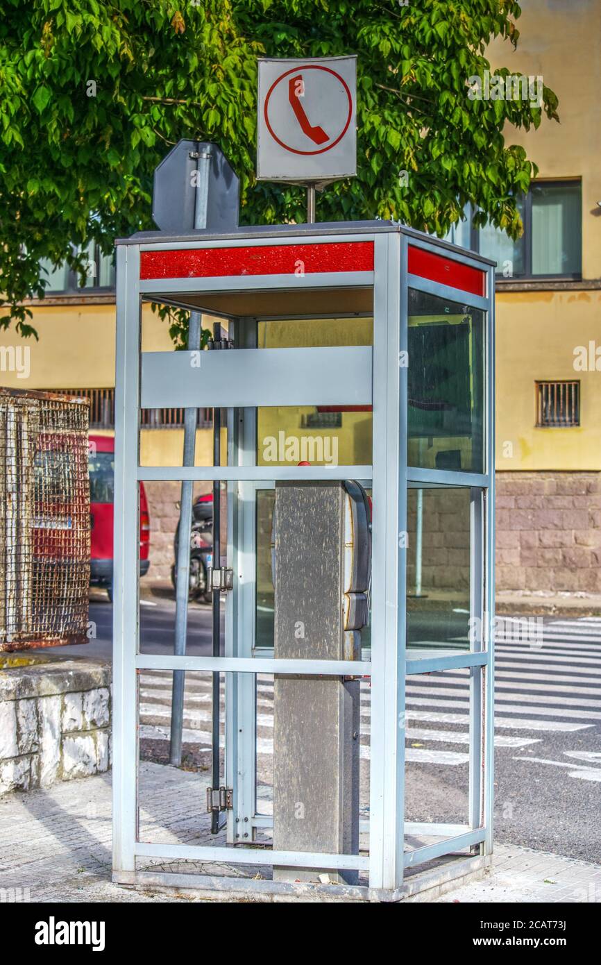Box telefonico d'epoca in Sardegna, Italia Foto Stock