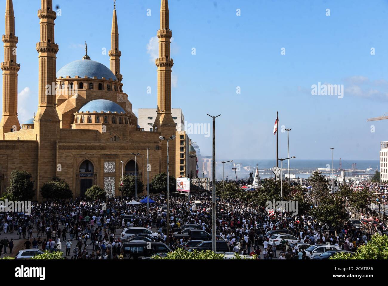 Beirut, Libano, 8 agosto 2020. Grandi folle mentre i libanesi scendono per le strade a seguito di una catastrofica esplosione che ha ferito più di 6000 persone, ucciso più di 150 persone e decimato grandi aree della capitale. Danno la colpa al loro governo a causa della negligenza irresponsabile nello stoccaggio delle 2750 tonnellate di nitrato di ammonio altamente esplosivo esploso nel porto di Beirut, in modo insicuro, in un'area popolata. Elizabeth Fitt Credit: Elizabeth Fitt/Alamy Live News Foto Stock