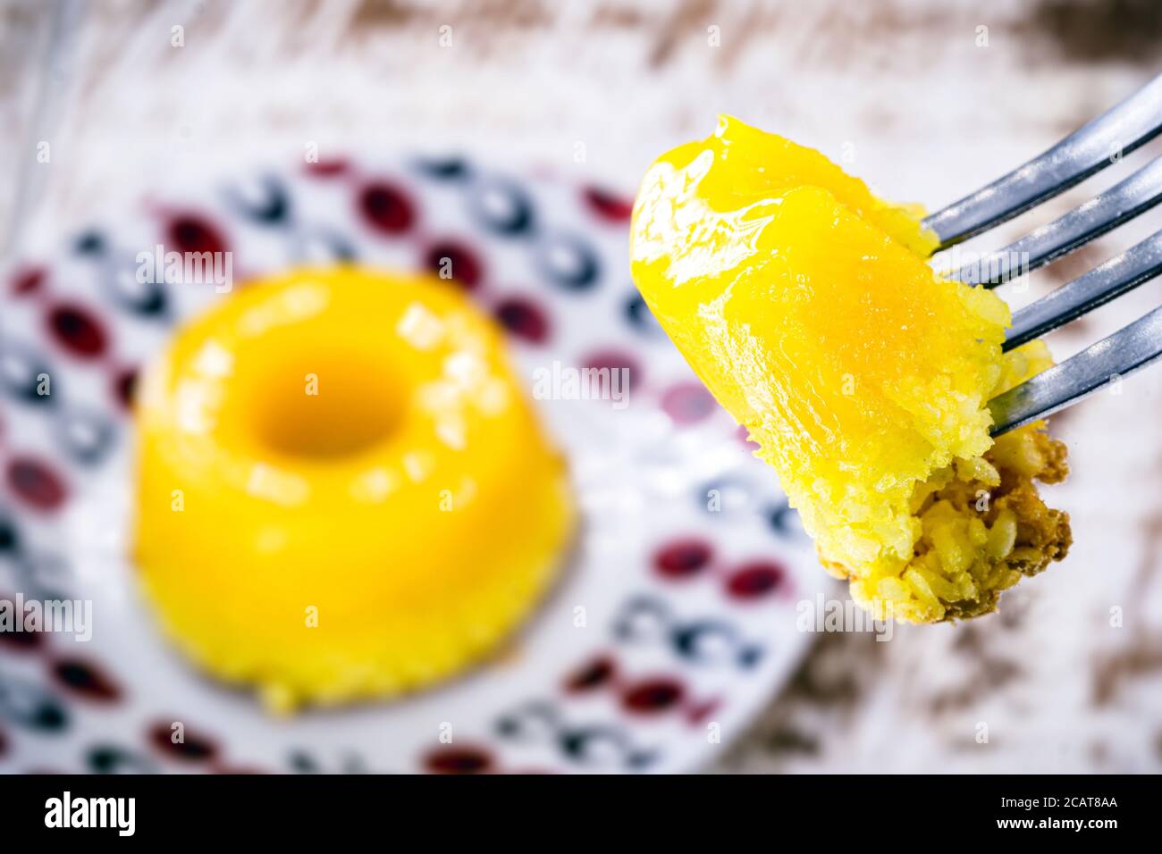 Pezzo di caramella uovo in grafico, foto macro o closeup di tipico dessert brasiliano, pezzo di quindim Foto Stock