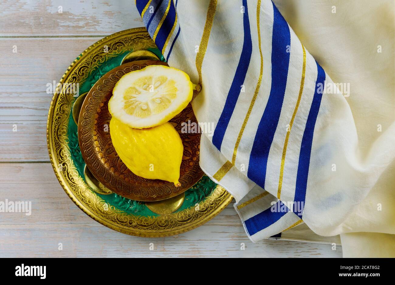 Festa dei simboli tradizionali religiosi ebraici di Sukkot Etrog e Tallit Foto Stock