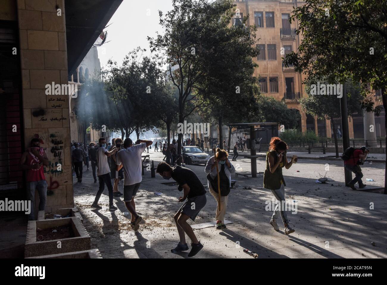 Beirut, Libano, 8 agosto 2020. I manifestanti reagiscono a un colpo di fuoco da parte della polizia mentre i libanesi scendono per le strade a seguito di una catastrofica esplosione che ha ferito più di 6000 persone, ucciso oltre 150 persone e decimato grandi aree della capitale. Danno la colpa al loro governo a causa della negligenza irresponsabile nello stoccaggio delle 2750 tonnellate di nitrato di ammonio altamente esplosivo esploso nel porto di Beirut, in modo insicuro, in un'area popolata. Elizabeth Fitt Credit: Elizabeth Fitt/Alamy Live News Foto Stock