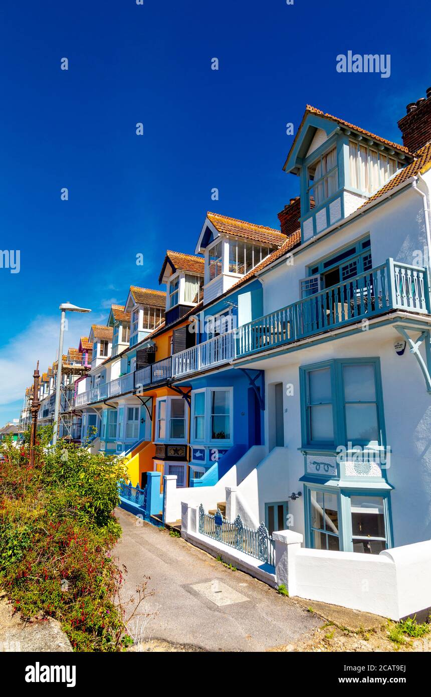 Fila di cottage di fronte al mare a Whitstable, Kent, Regno Unito Foto Stock