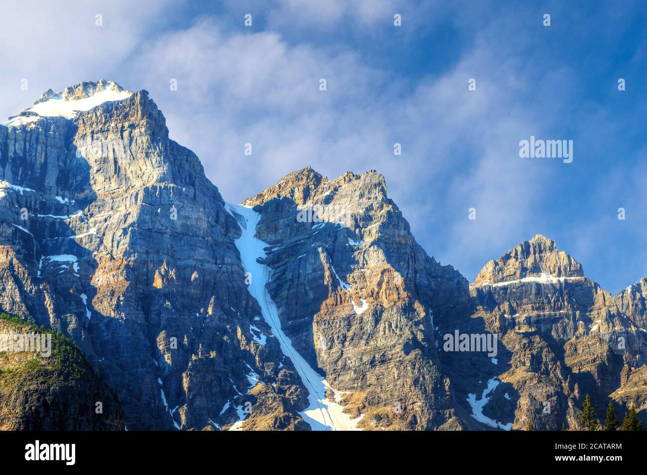 Primo piano di Mount Bowlen, Tonsa Peak e Mount Perren nel Canadian Rockies of Banff National Park. Queste montagne fanno parte della famosa Valle o Foto Stock