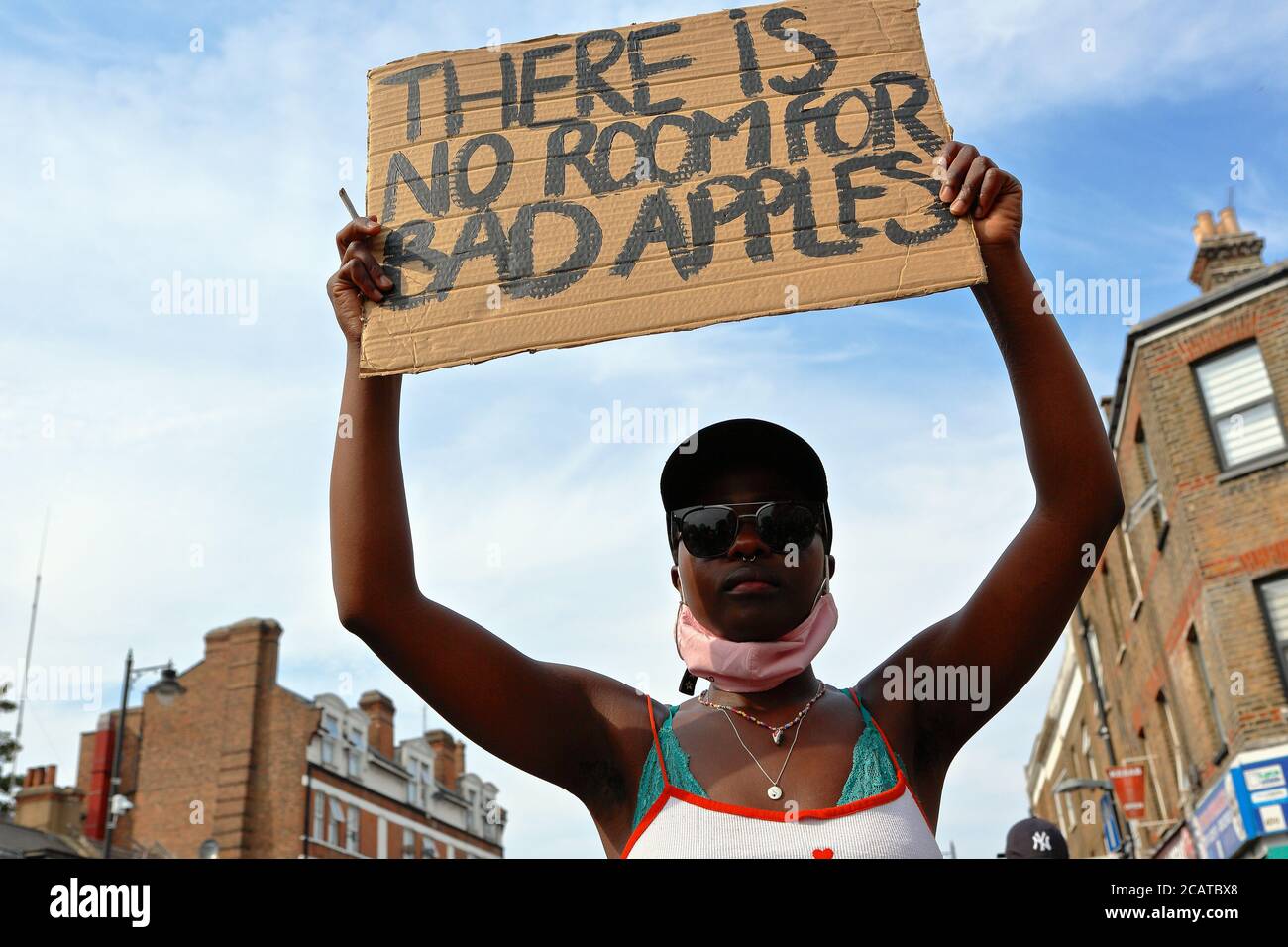 Tottenham - Londra (UK), 8 agosto 2020: Una coalizione di gruppi di attivisti radunati fuori Tottenham polizia stazione di polizia razzismo e violenza. Foto Stock