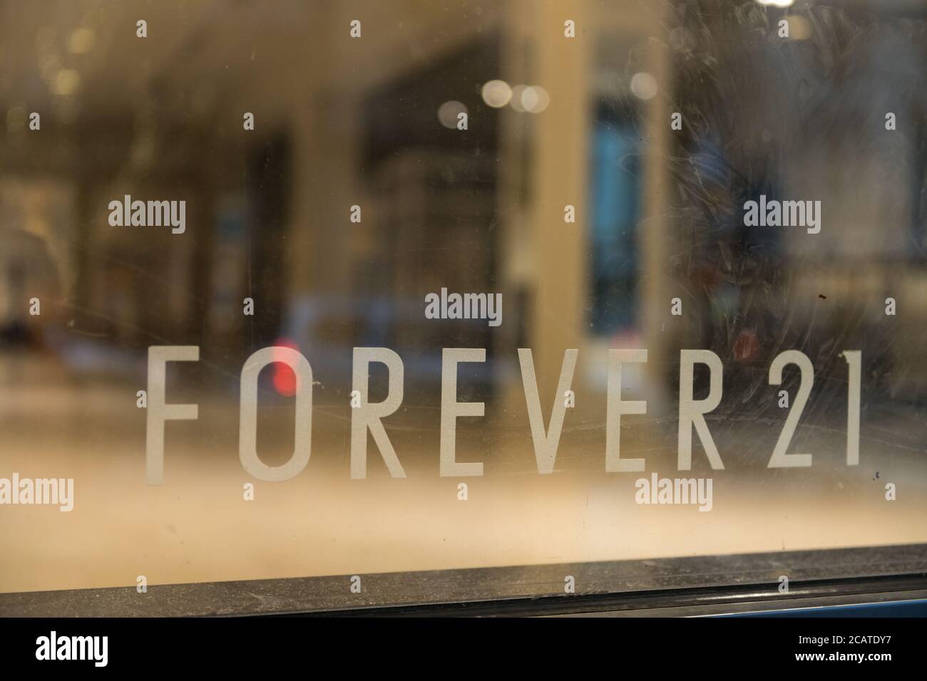 Seattle, 8 gennaio 2020: Una vetrina vuota presso il negozio Forever 21 a due piani chiuso su Pine Street a Westlake a fine giornata. Foto Stock