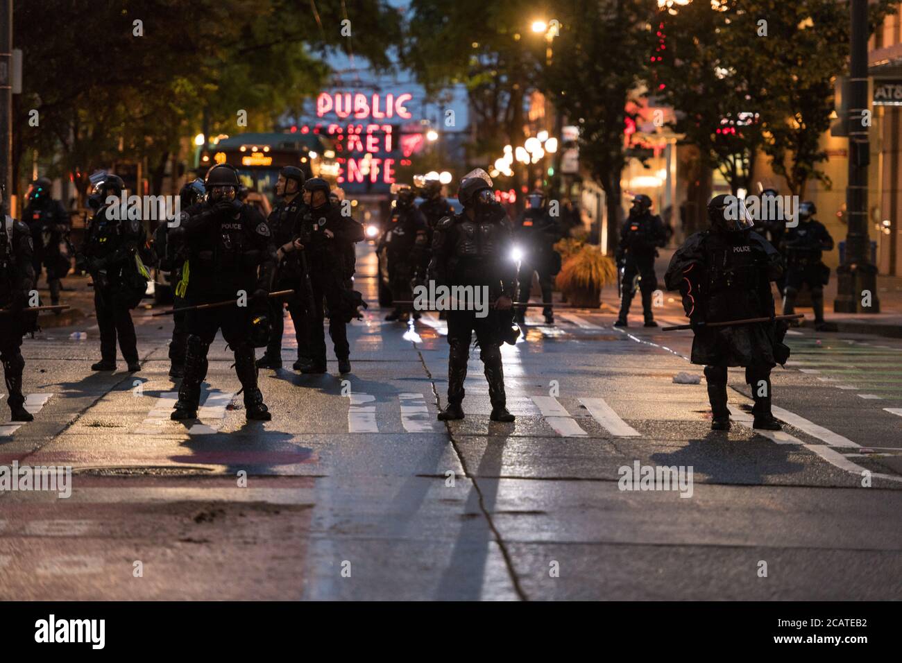 Seattle, USA 30 maggio 2020: All'inizio della serata la polizia si allinea alla quarta navata dopo aver saccheggiata nella zona di westlake durante la protesta di George Floyd. Foto Stock