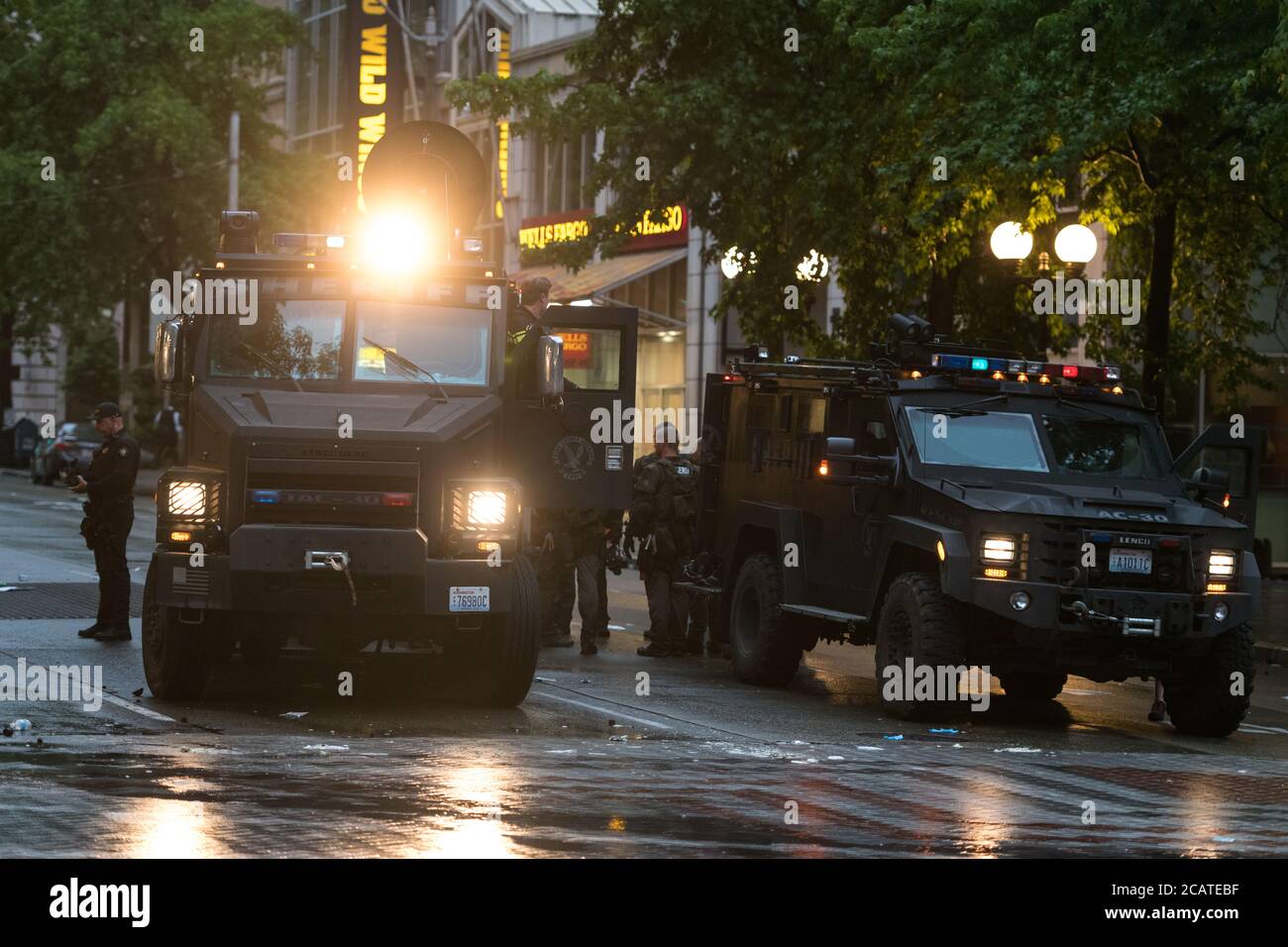 Seattle, USA 30 maggio 2020: All'inizio della serata ufficiali Sheriffs in veicoli blindati 4 ° Ave dopo saccheggio nella zona di westlake. Foto Stock