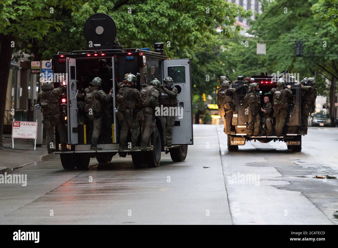 Seattle, USA 30 maggio 2020: All'inizio della serata ufficiali Sheriffs in veicoli blindati 4 ° Ave dopo saccheggio nella zona di westlake. Foto Stock