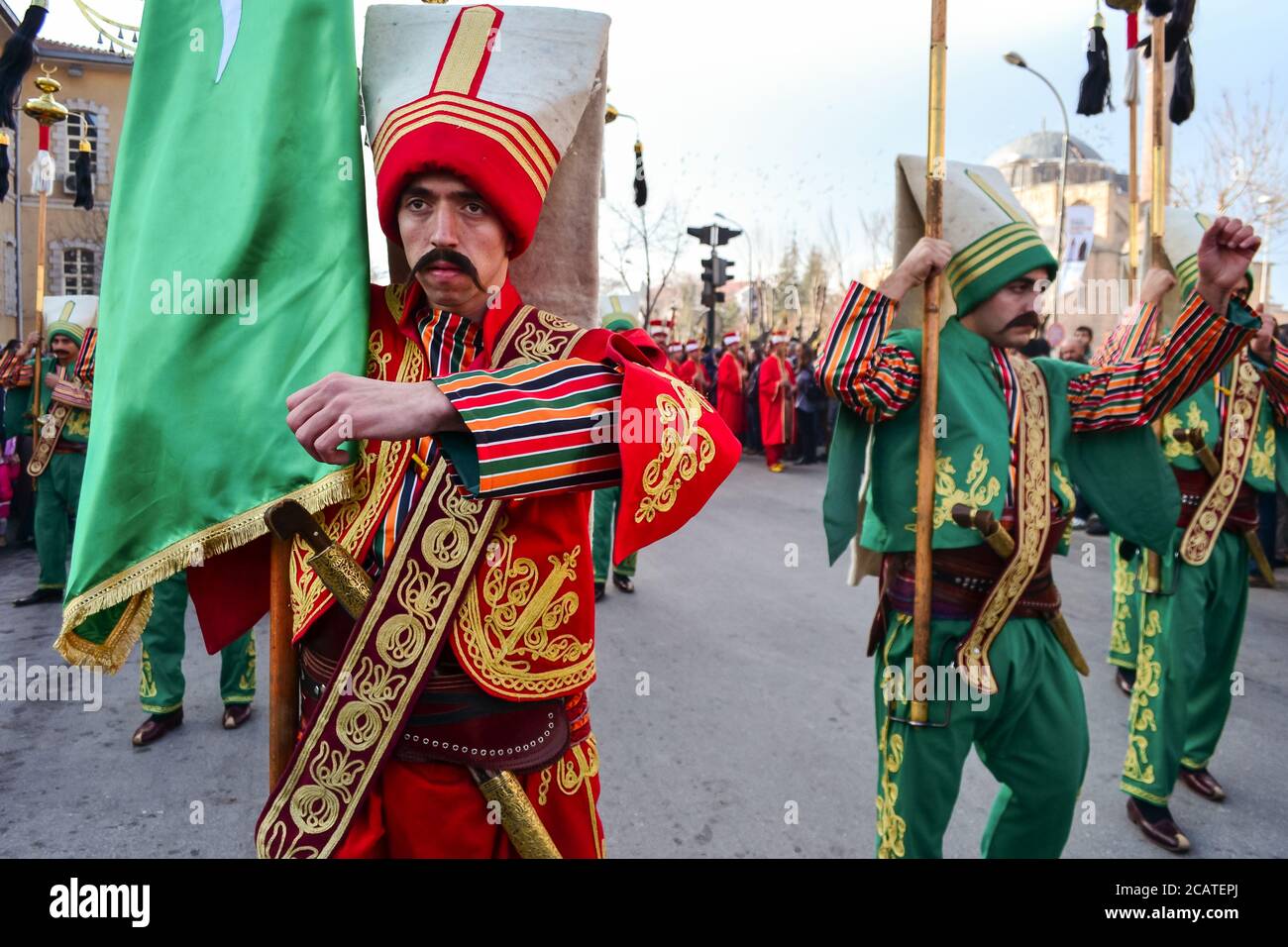 Konya / Turchia - 19 dicembre 2017: Gruppo di uomini vestiti con falsi baffi e uniformi militari colorate durante la celebrazione religiosa dei dervisci Foto Stock