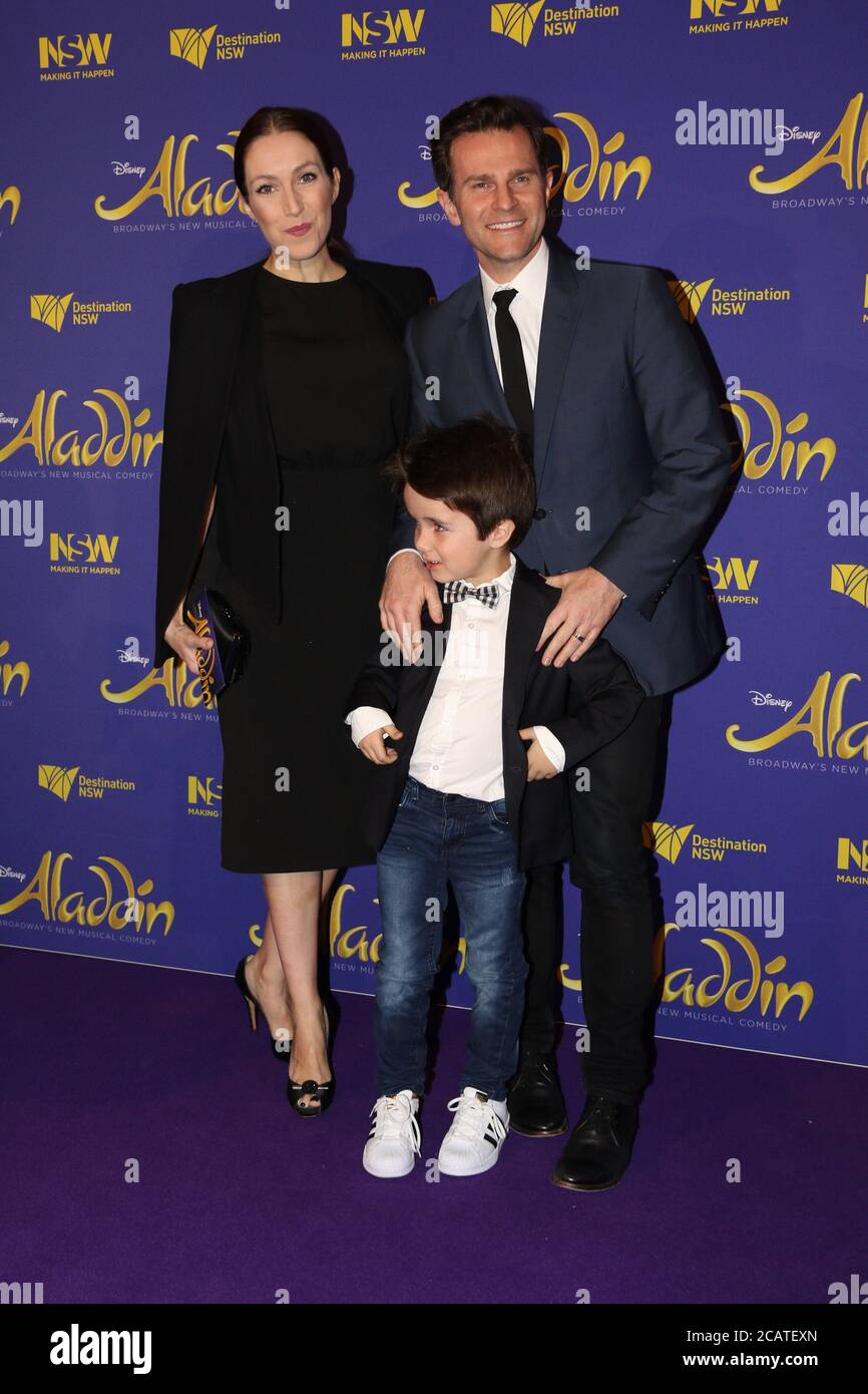 David Campbell e sua moglie Lisa Campbell e suo figlio Leo partecipano alla serata di apertura del musical Aladdin al Capitol Theatre di Sydney. Foto Stock