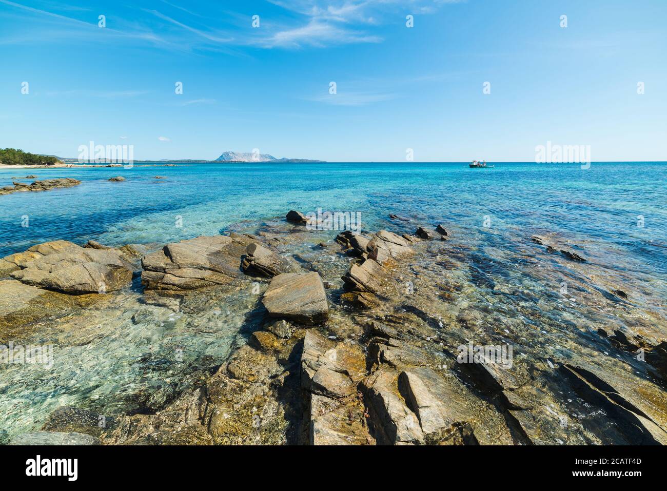 Mare blu a Cala d'Ambra, Sardegna Foto Stock