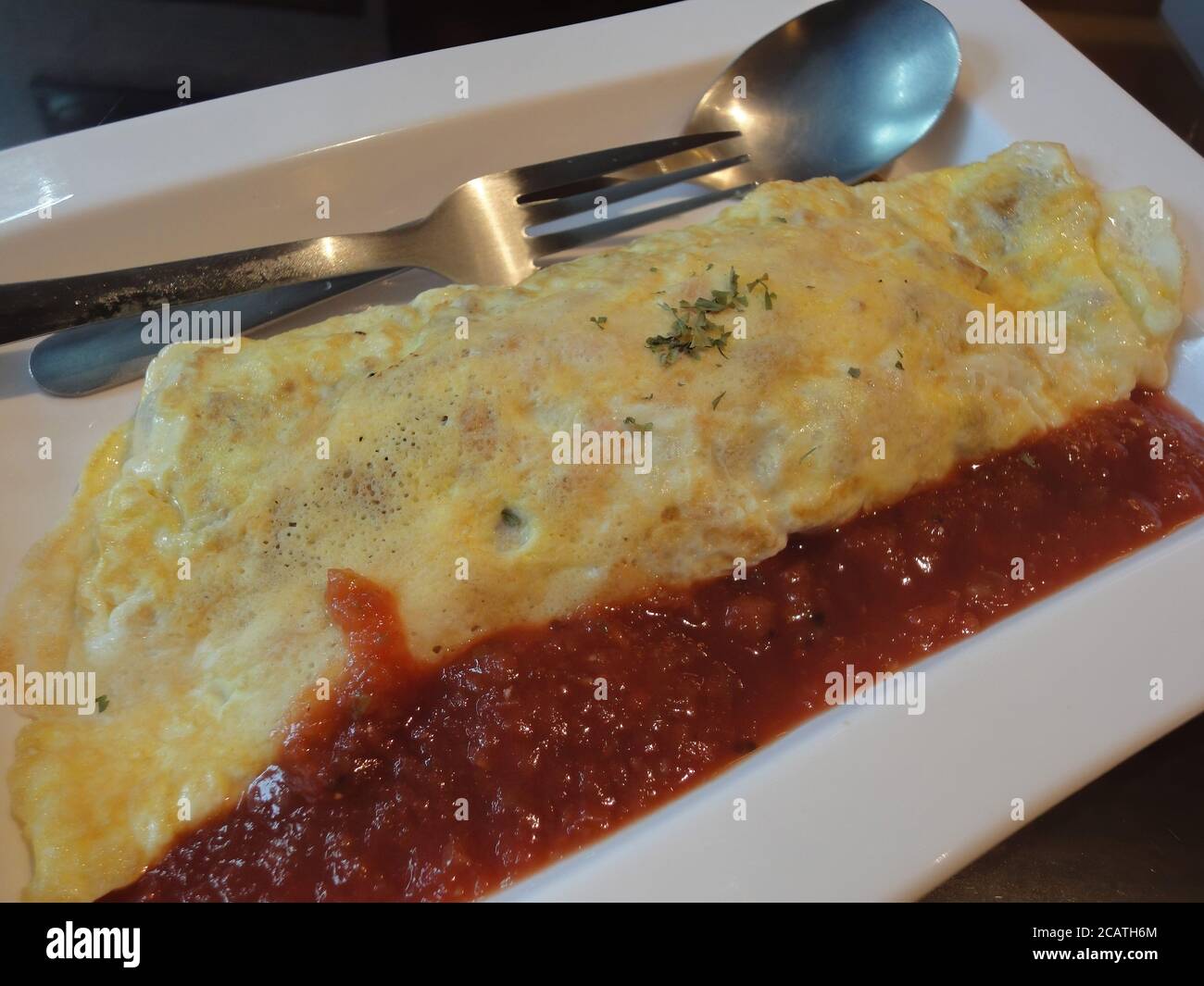 Primo piano di delizioso Omelet con salsa di pomodoro a Taipei, Taiwan Foto Stock