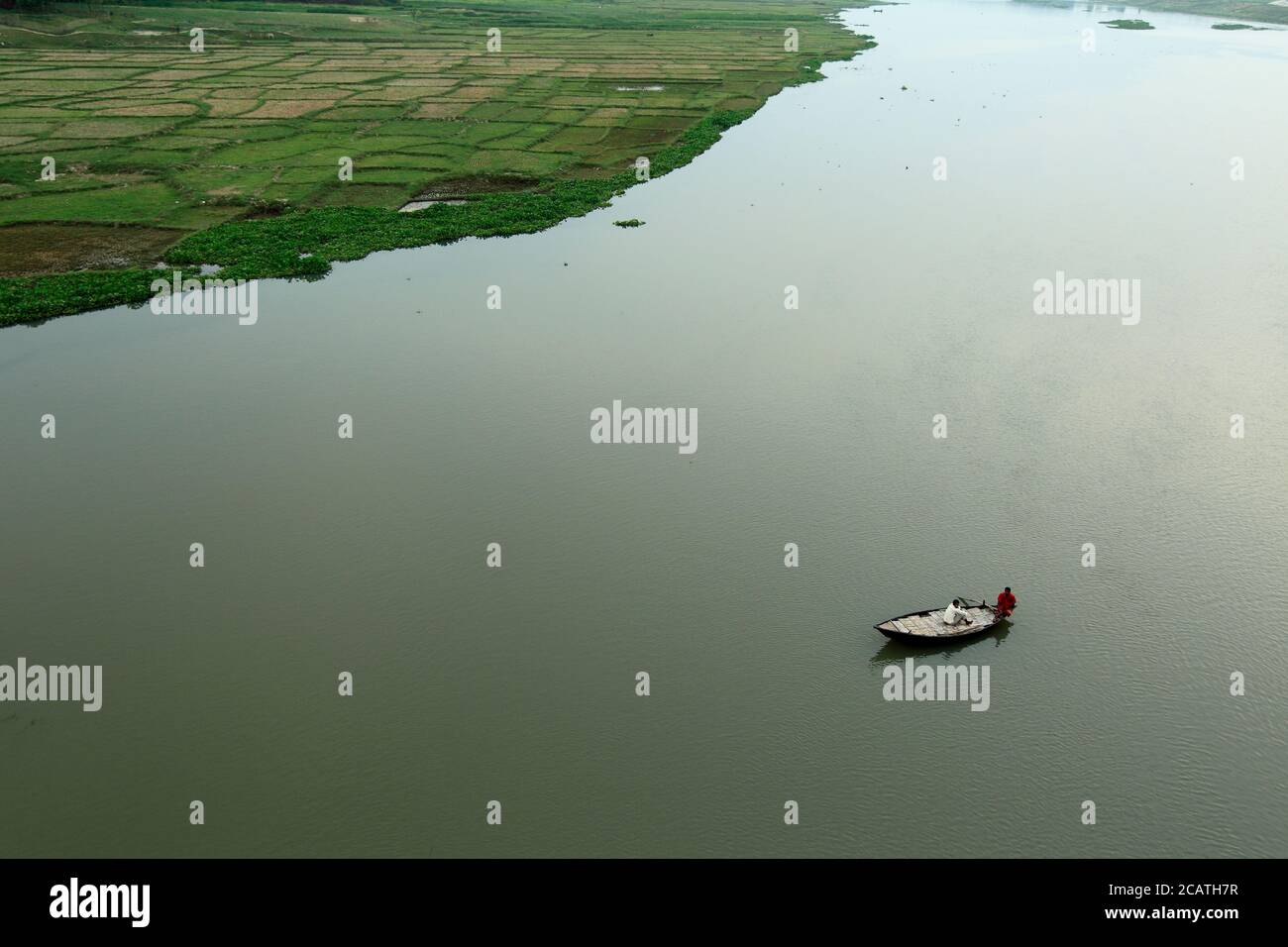 Vista dall'alto del fiume, la barca trainante tira la chiatta con materiali in legno nella serata estiva. Vista aerea del paesaggio dall'aria. Foto Stock