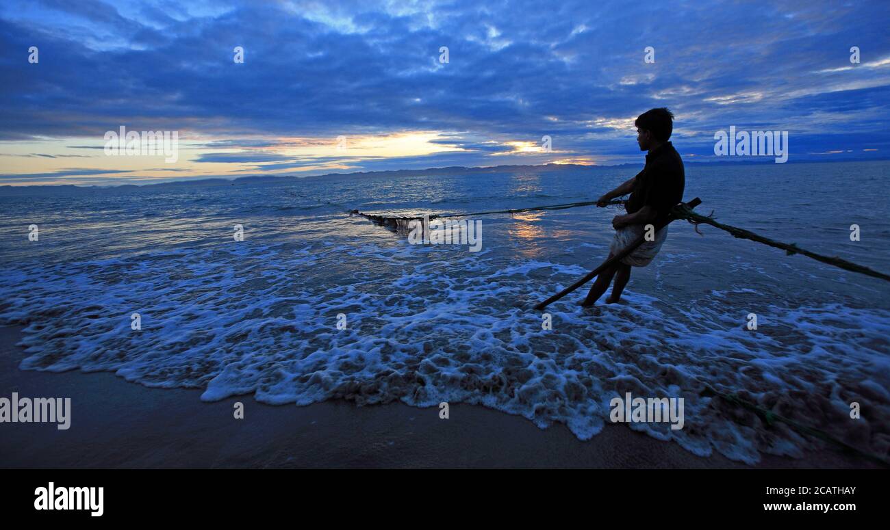 Pescando nel golfo del Bengala all'isola di Saint Martin, localmente conosciuto come Narkel Jinjira. E' l'unica isola di corallo e un famoso punto turistico. Foto Stock