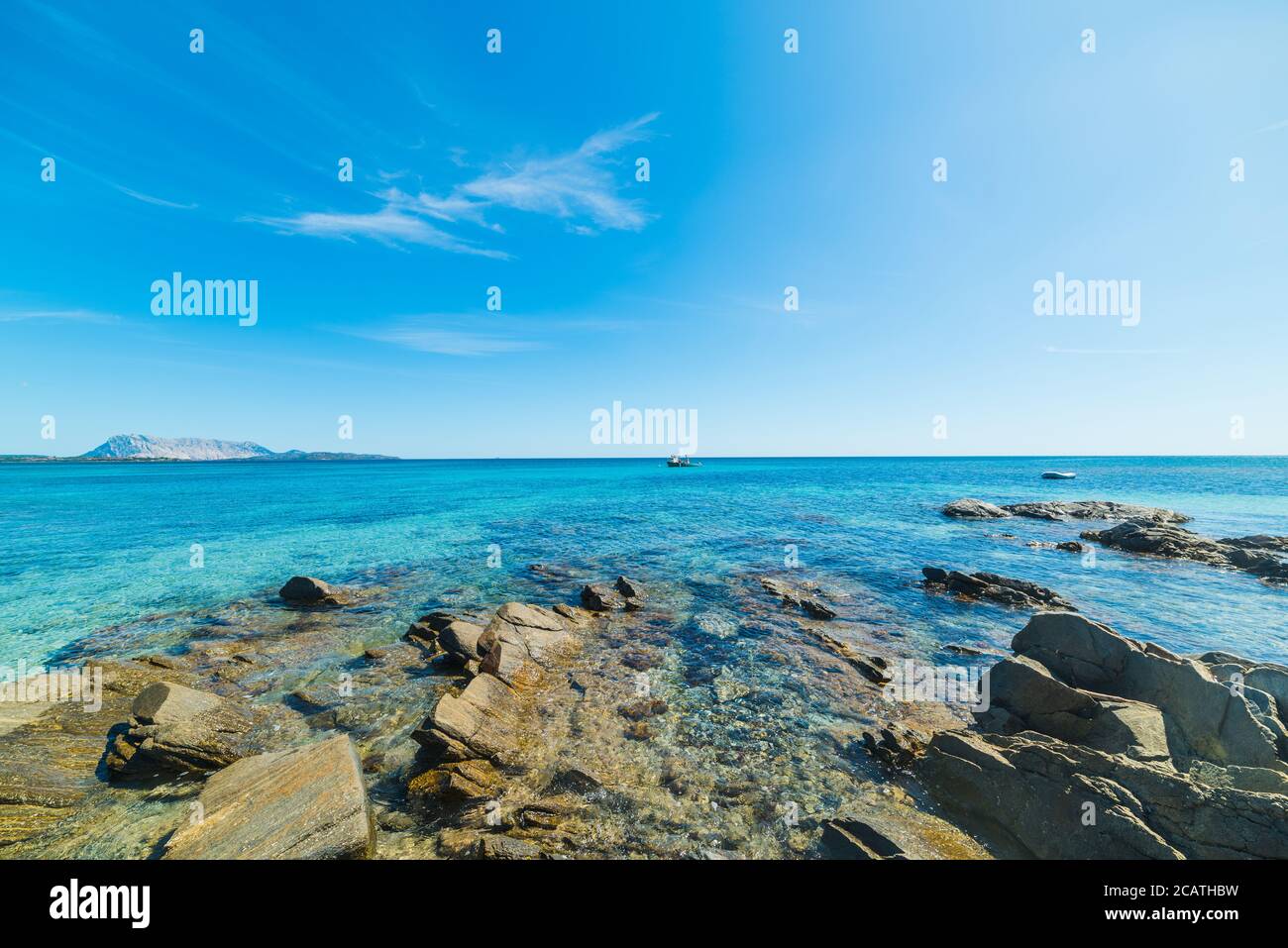 Cielo blu su Cala d'Ambra, Sardegna Foto Stock