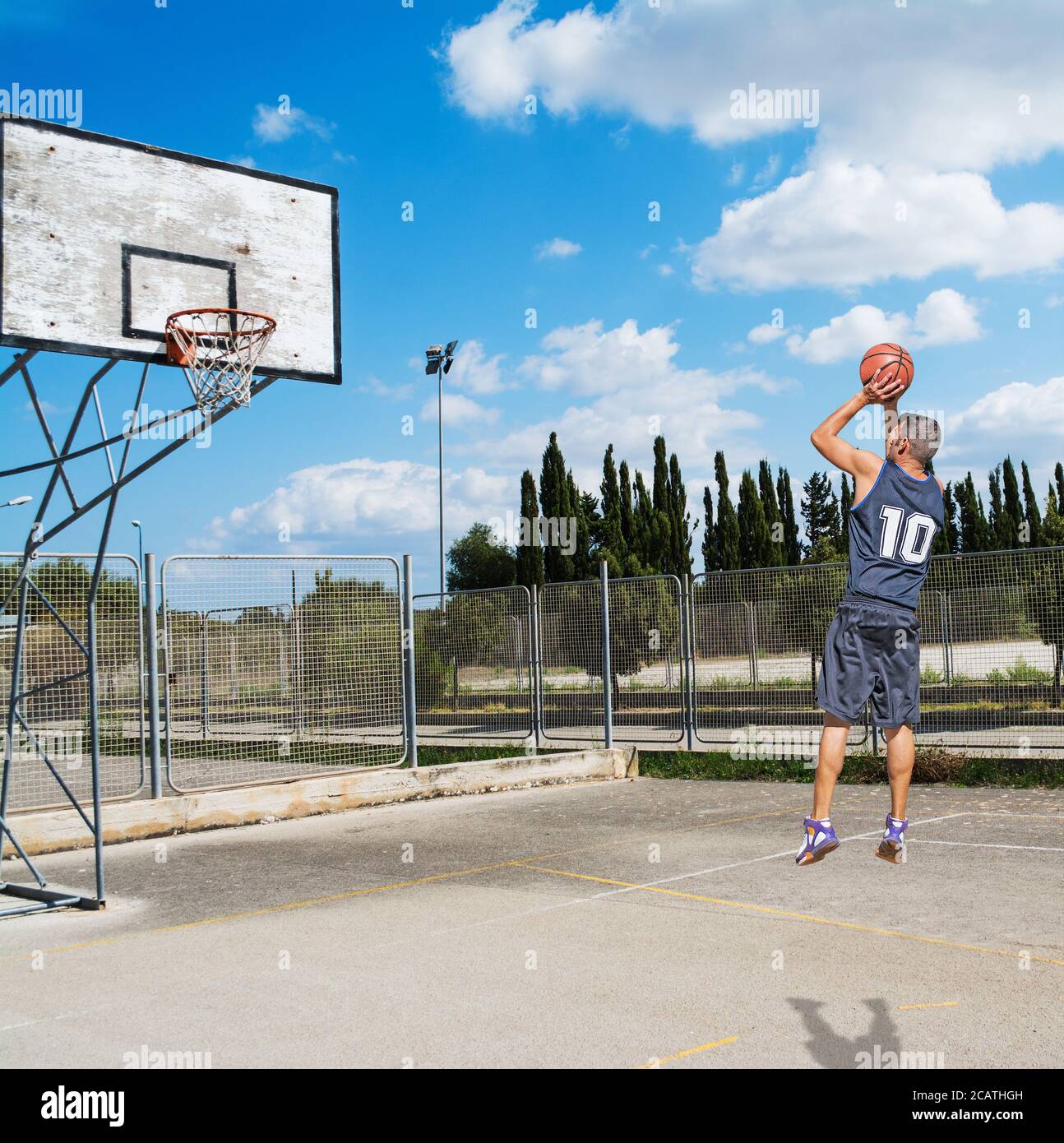 giocatore di pallacanestro tiro in un parco giochi Foto Stock