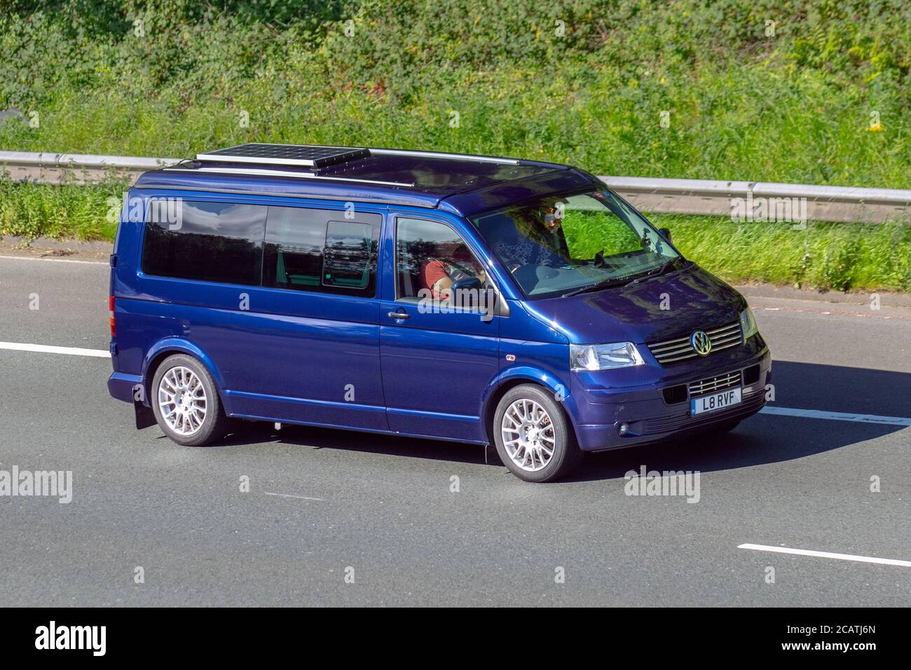 2008 BLUE Volkswagen Transporter T30 130 TDI LWB con pannello solare; veicoli veicolari in movimento, automobili che guidano veicoli su strade del Regno Unito, motori, motori sulla rete autostradale M6. Foto Stock