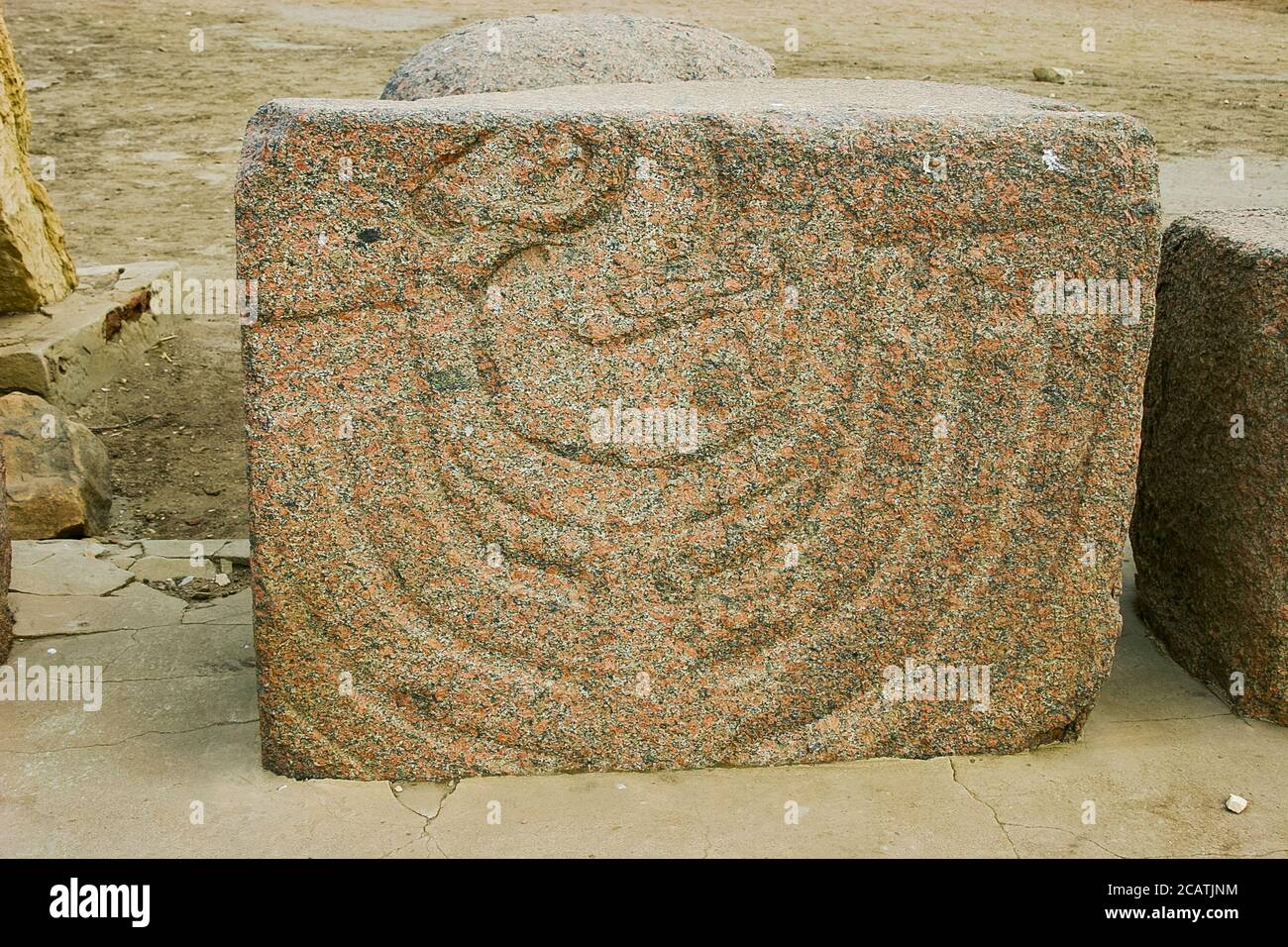 Egitto, Delta del Nilo, Tanis, rilievo sulla moderna via processionale al tempio: RAM con un collare Usekh. Prow o poppa di una barca? Foto Stock