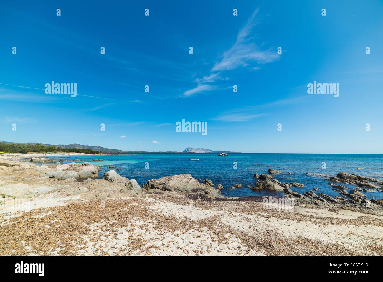 Cielo blu su Cala d'Ambra, Sardegna Foto Stock