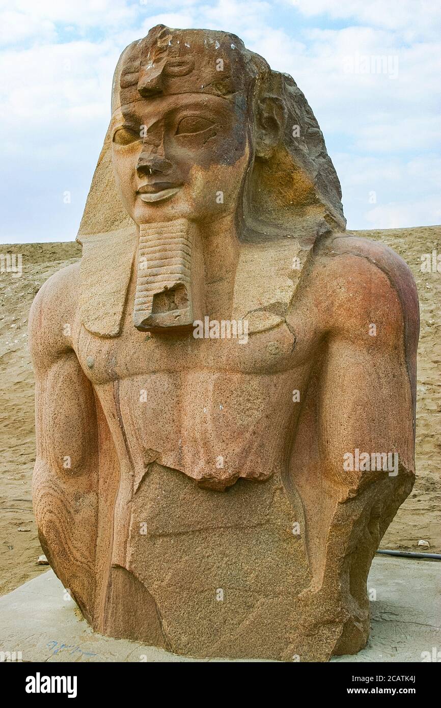 Egitto, delta del Nilo, Tanis, rilievo sulla via processionale moderna al tempio: Colosso di Ramses II Foto Stock