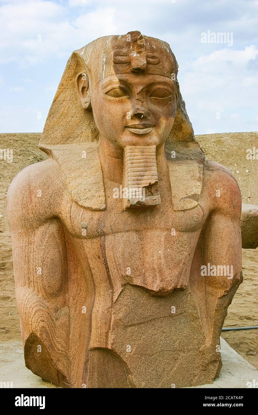 Egitto, delta del Nilo, Tanis, rilievo sulla via processionale moderna al tempio: Colosso di Ramses II Foto Stock