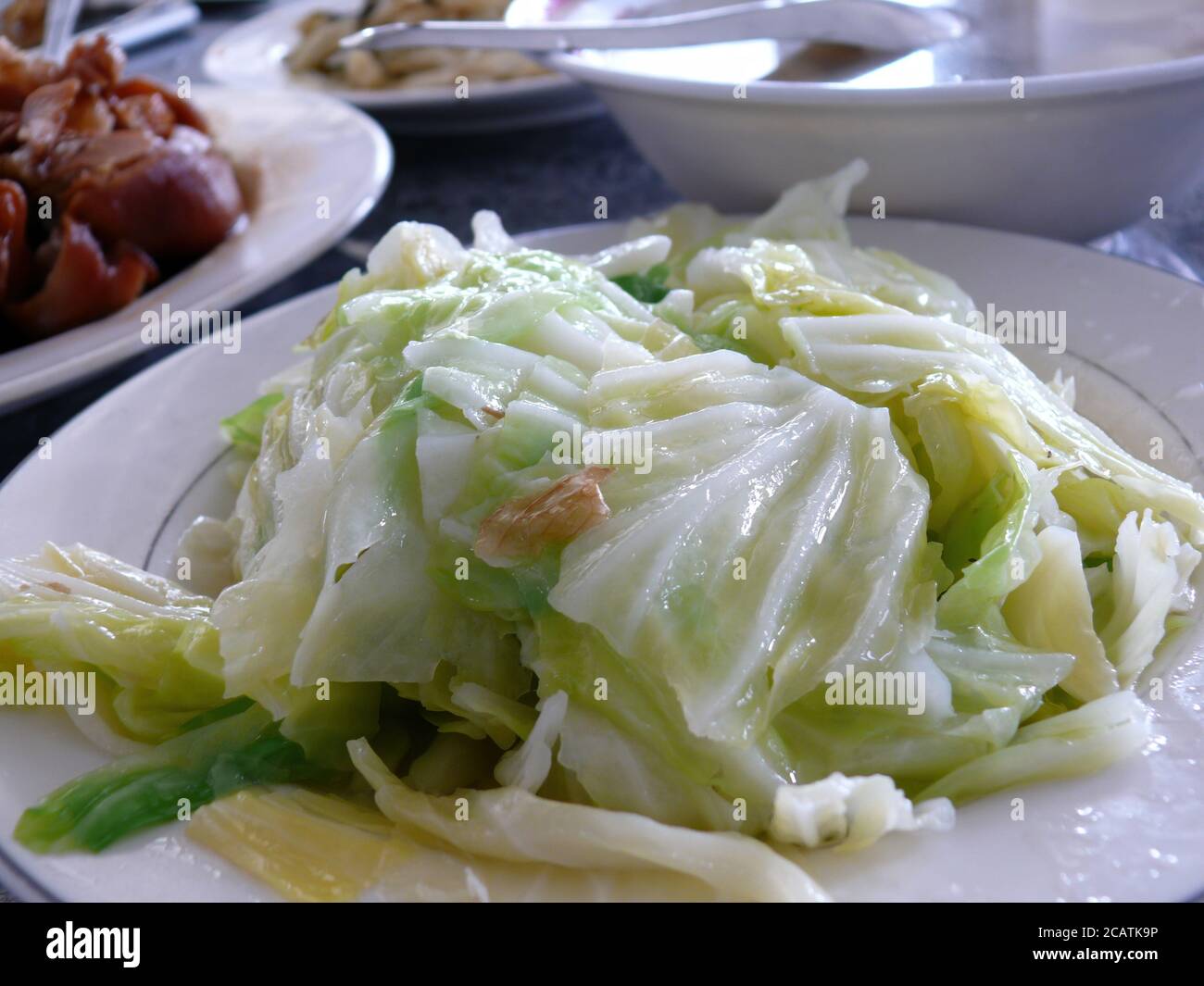 Primo piano di un delizioso cavolo fritto a Hualien, Taiwan Foto Stock