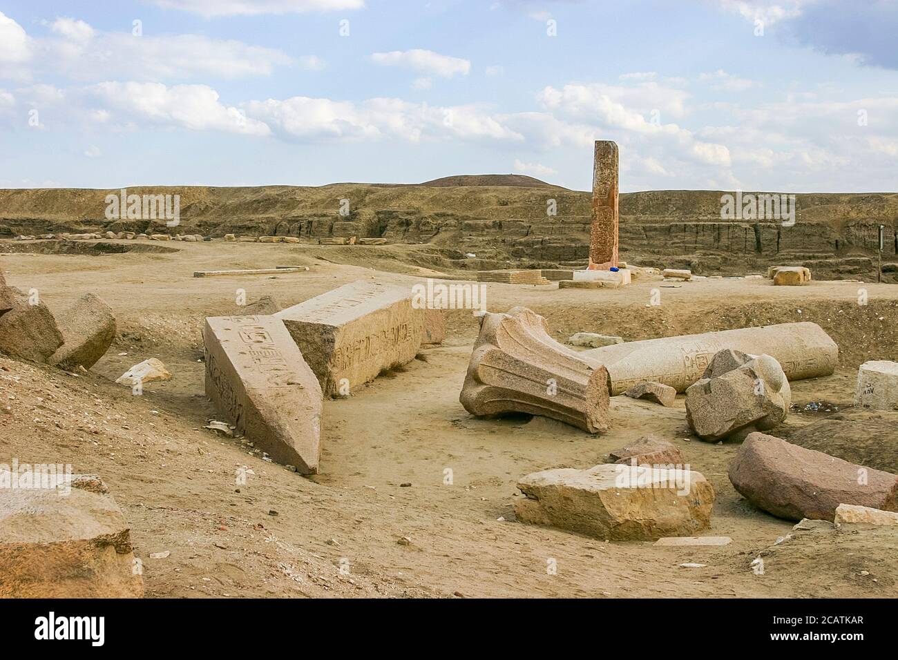 Egitto, Delta del Nilo, Tanis, primo traliccio con riutilizzato palmiform colonne. Essi provengono da Abusir e data dal Vecchio Regno. Foto Stock
