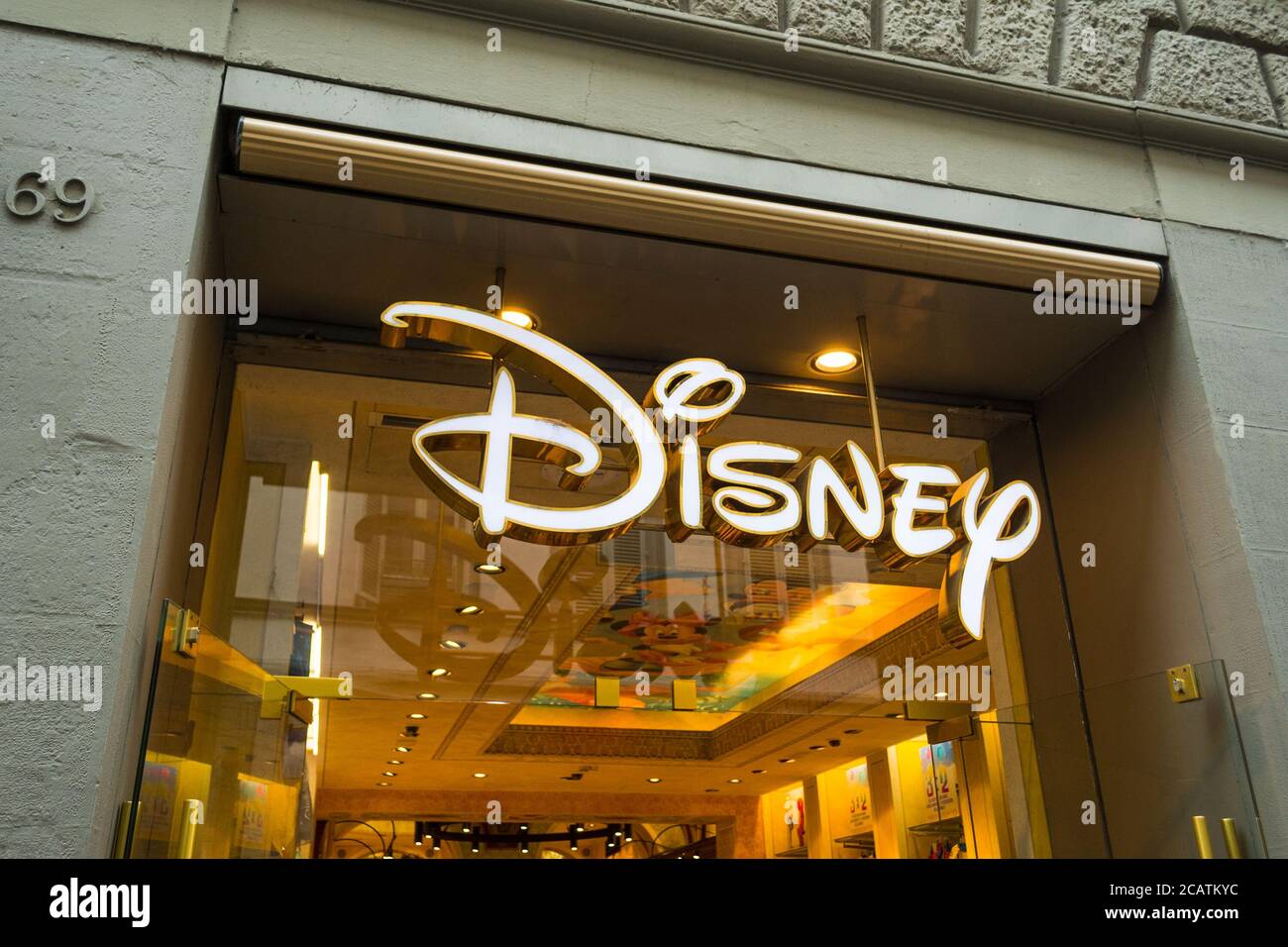 FIRENZE, 03 MAGGIO 2015: Cartello Disney Store in Via dei Calzaiuoli Foto  stock - Alamy