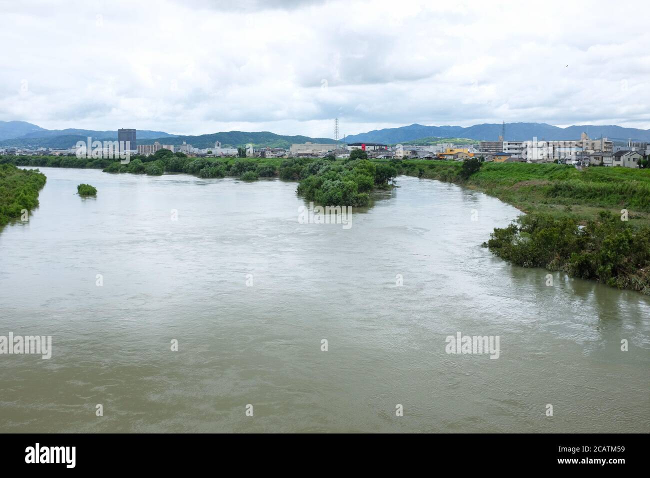 Katsuragawa (fiume Katsura), con il Kamogawa (fiume Kamo) che entra da destra, nella prefettura di Kyoto, Giappone. Foto Stock