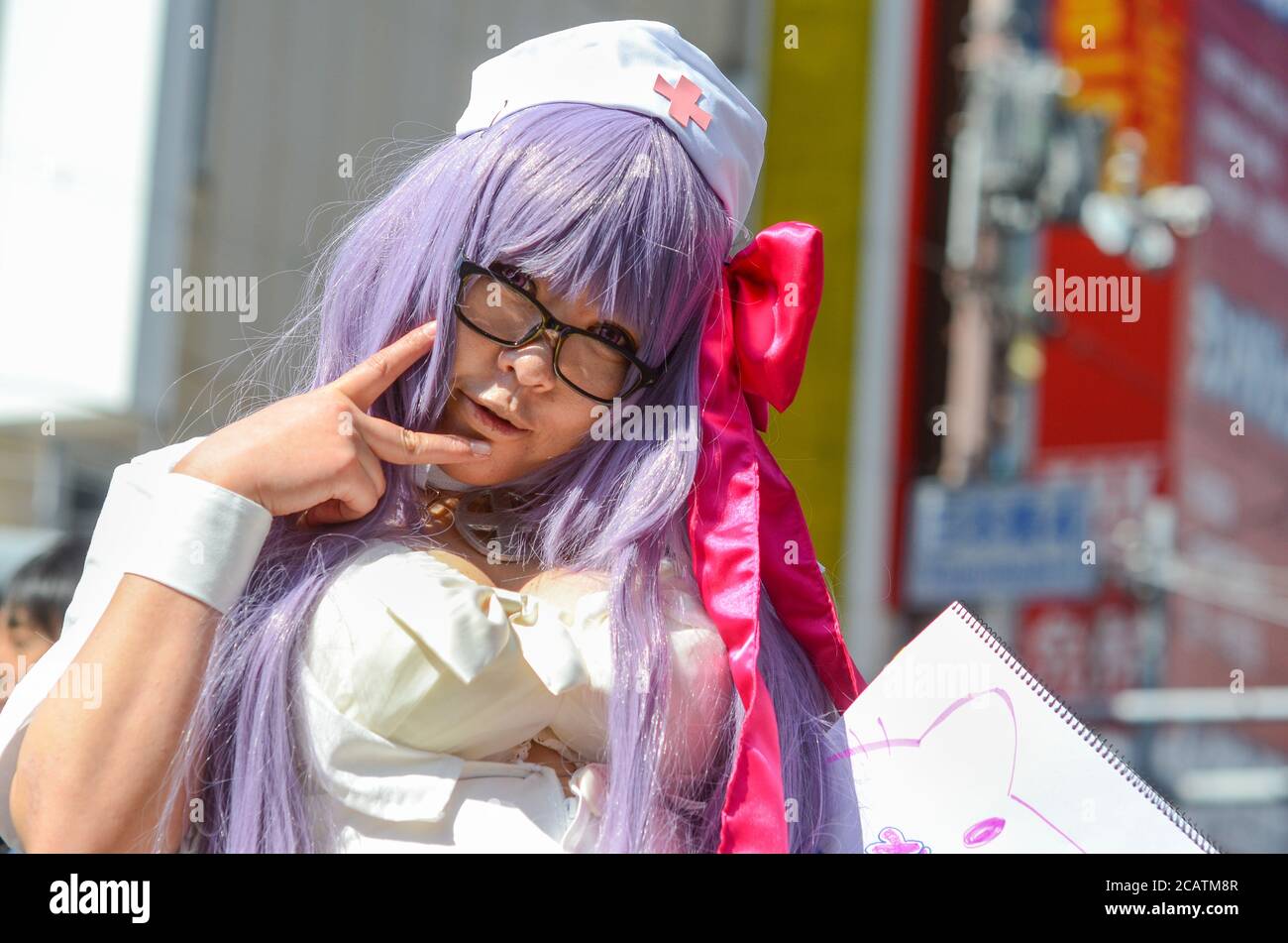 Un cosplayer vestito come infermiera a Osaka, Giappone. Foto Stock