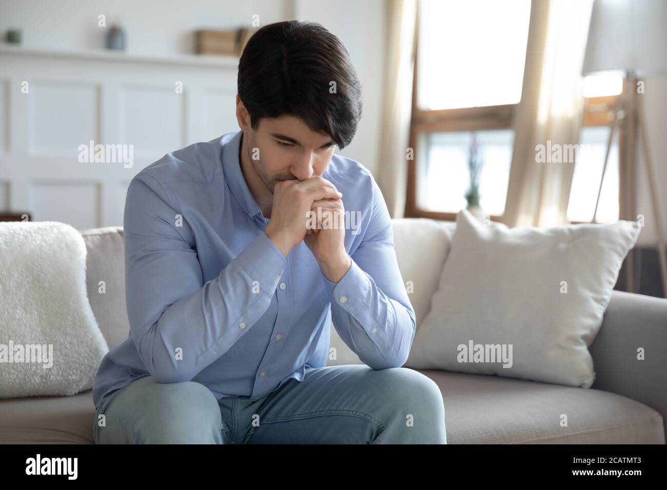 Il sentimento premuroso del giovane uomo ha sottolineato circa i problemi psicologici personali. Foto Stock