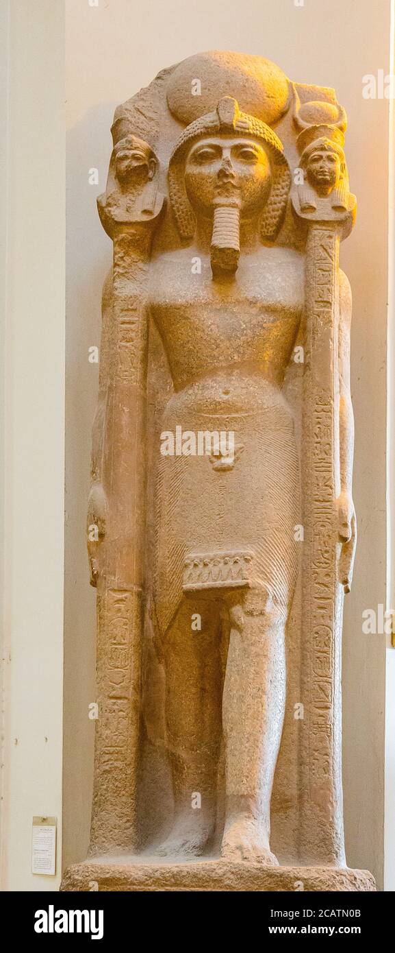 Cairo, Museo Egizio, colossale statua di Ramses II come portatore standard. Il personale è sormontato da Hathor e da un dio che indossa la doppia corona. Foto Stock